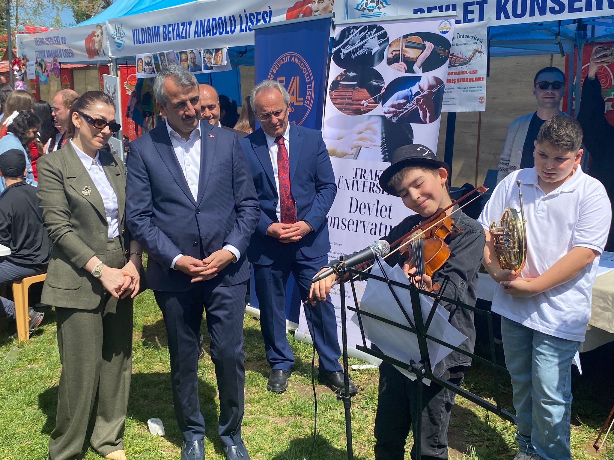 Edirne'de 'Balkan Çocuk Şenliği' kapsamında Söğütlük Millet Bahçesi'nde 6 farklı Balkan Ülkesi'nden gelen halk oyunları ekipleri gösteri sundu.